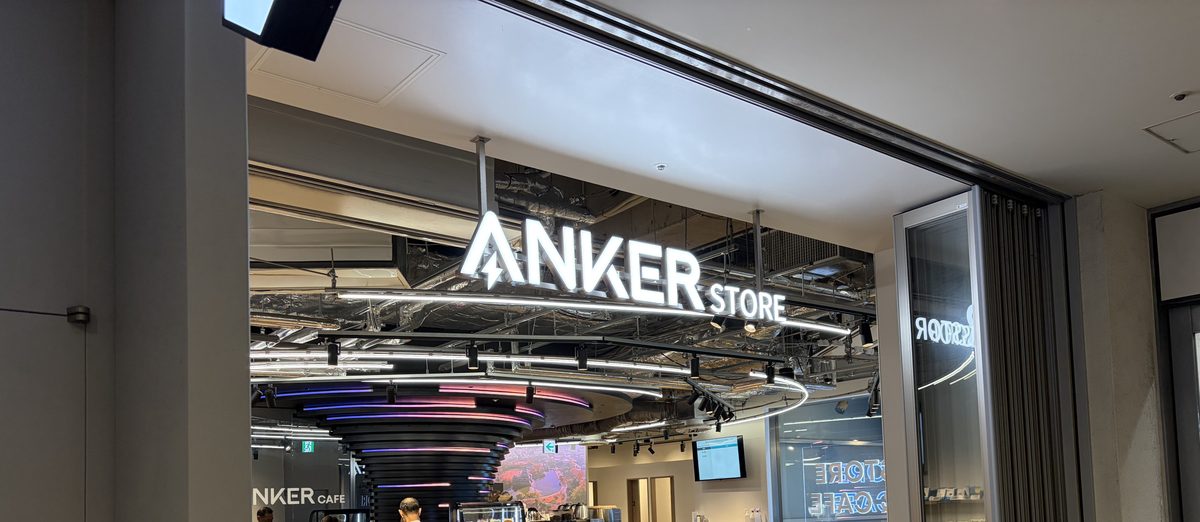 Anker Store & Cafe 汐留の入口。ANKER STOREのサインとカフェカウンター