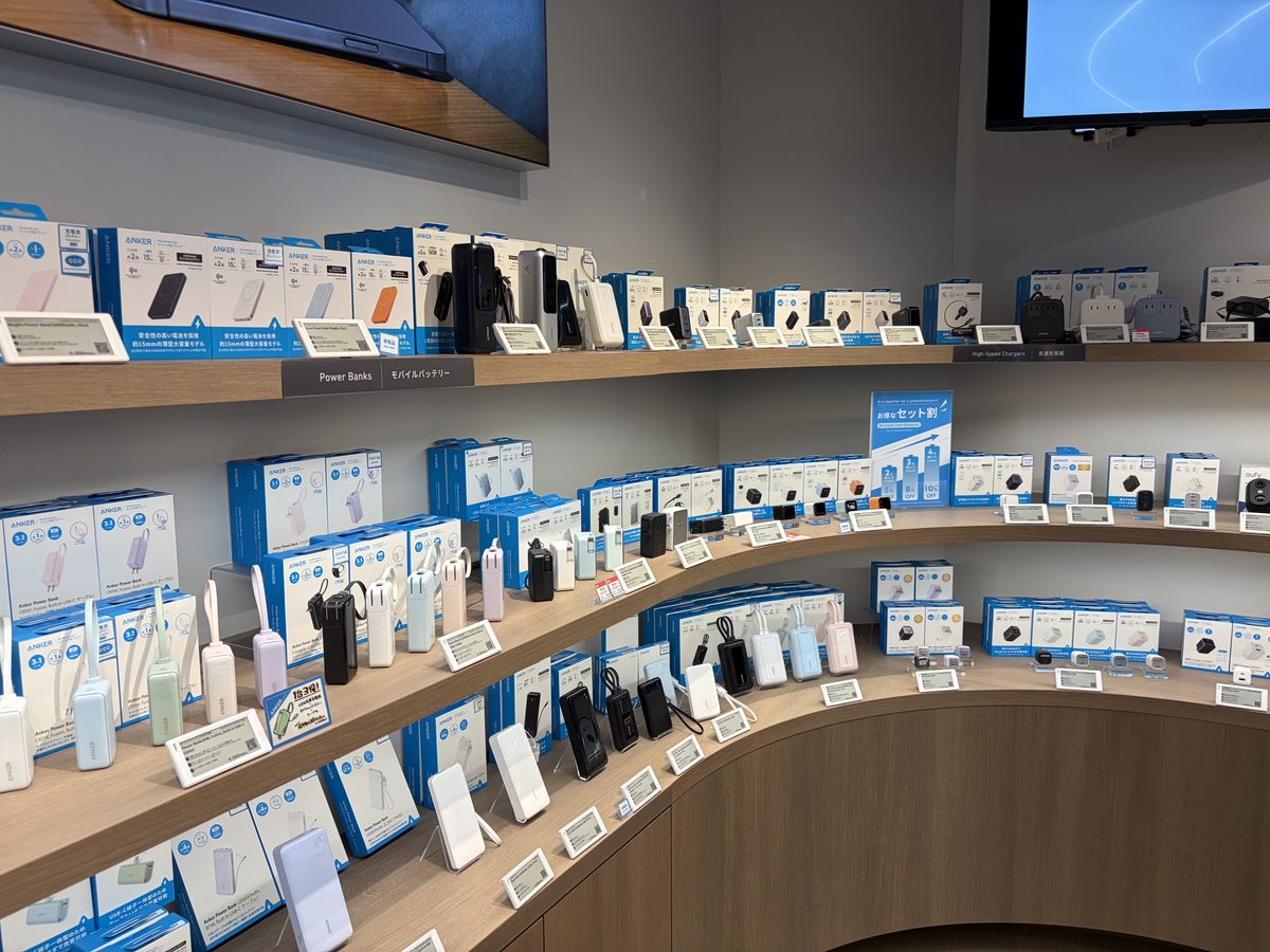 Anker Store 汐留のモバイルバッテリー売り場。Power Banksの棚に各容量・色の実物が並ぶ