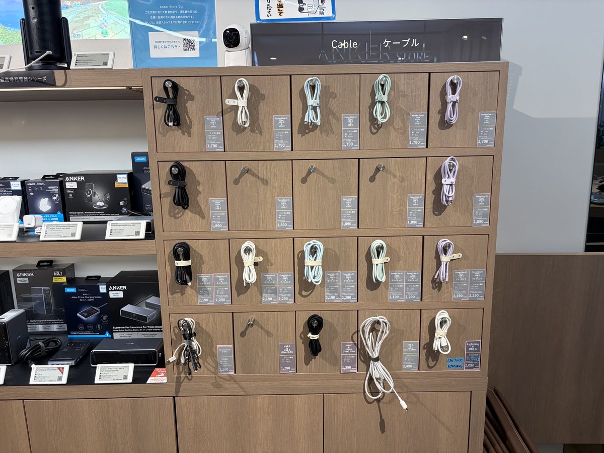 Anker Store 汐留のケーブル売り場。色と長さ別にUSB-Cケーブルが壁面に並ぶ