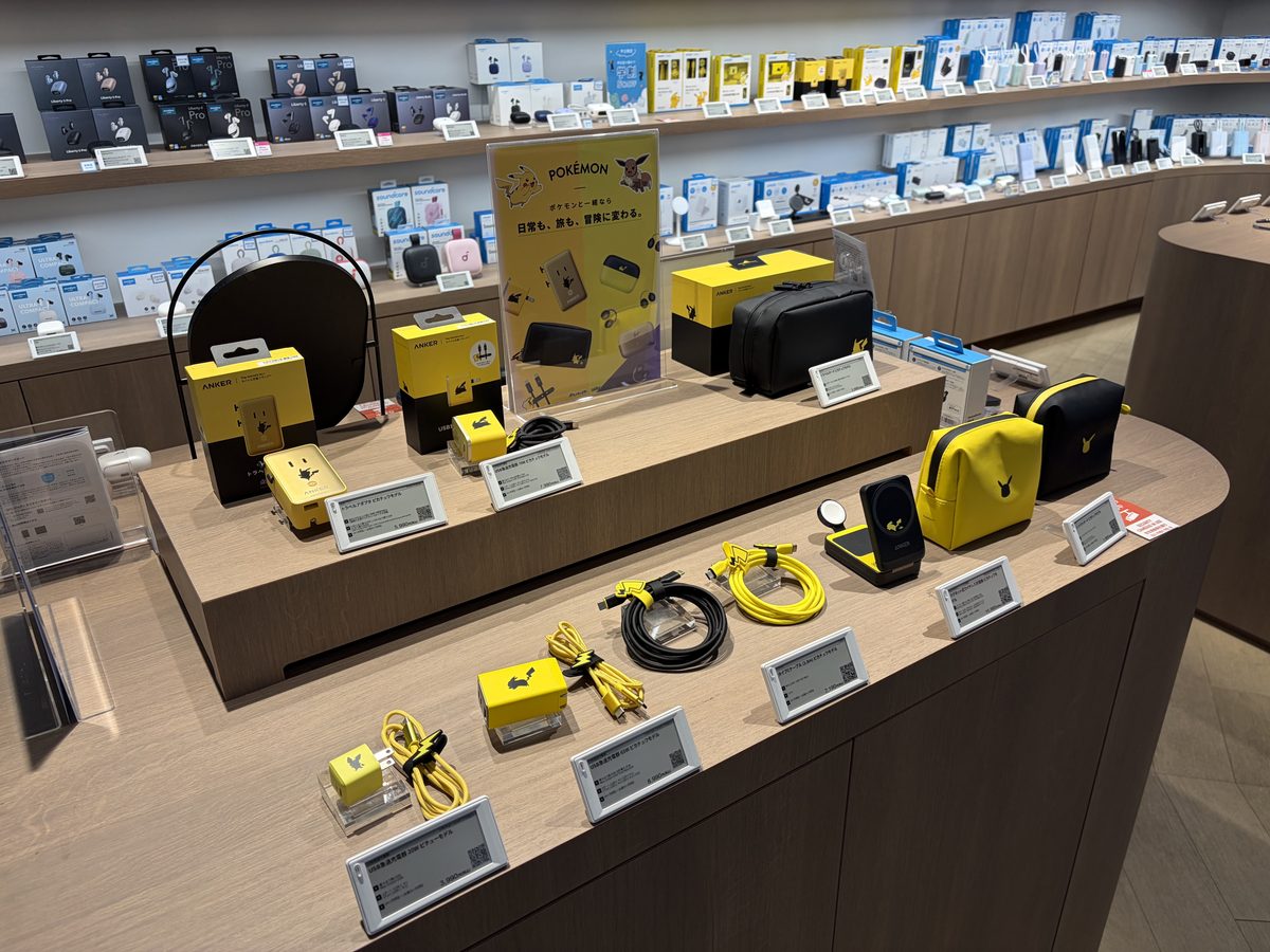 Anker Store 汐留のポケモンコラボ展示。ピカチュウデザインの充電器・ケーブル・ポーチ