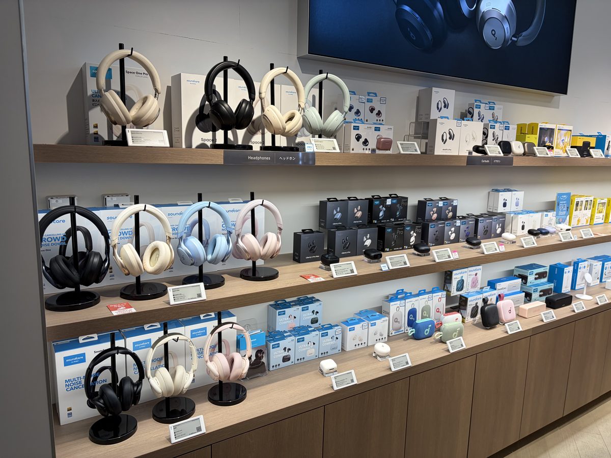 Anker Store 汐留のオーディオ売り場。soundcoreのヘッドホン・イヤホンが試聴できる展示