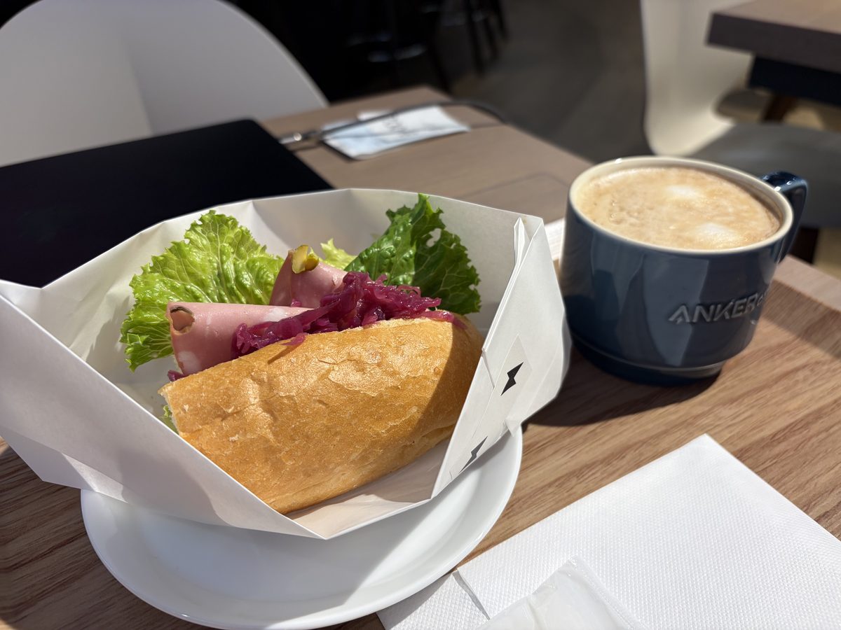 Anker Cafe 汐留のモーニングセット。ハムと野菜のサンドイッチとANKERロゴ入りマグのカフェラテ